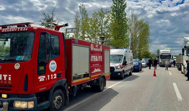 Minibüsün ağaca çarptığı kazada 2 kişi yaralandı