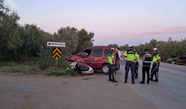 Motosiklet ile hafif ticari araç çarpıştı: 2 yaralı