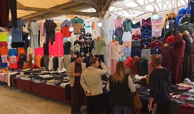 Kütahya'da bayram pazarı insan kaynıyor, esnafın yüzü gülüyor
