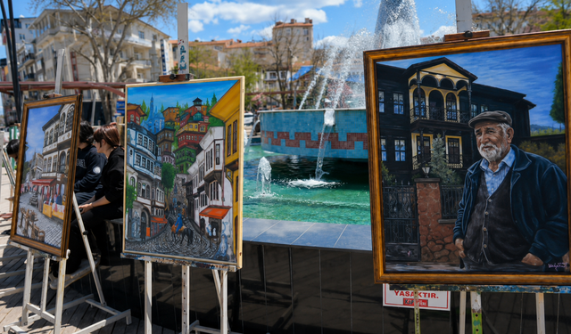 Kütahya’da Sanat ve Tarih Buluştu: Vazo Önünde Dikkat Çeken Sergi