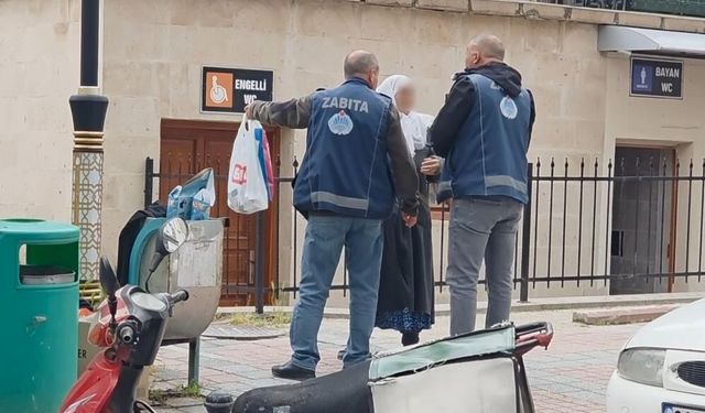 Kütahya'da dilenci kadın, zabıtaya adeta ecel terleri döktürdü