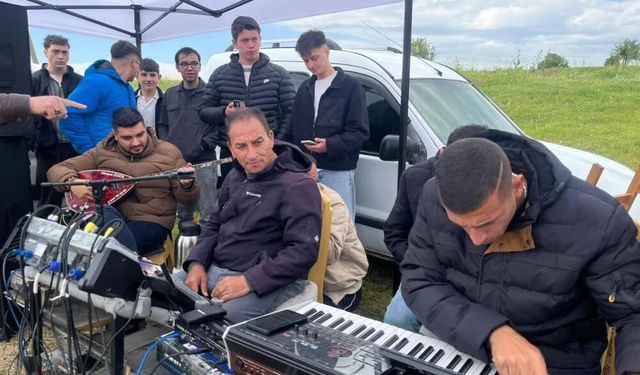 Tavşanlı'da Hıdırellez kutlamaları yağmur, çamur tanımadı