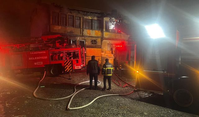 KÜTAHYA’DA KORKUTAN YANGIN:TERK EDİLMİŞ BİNA YANDI