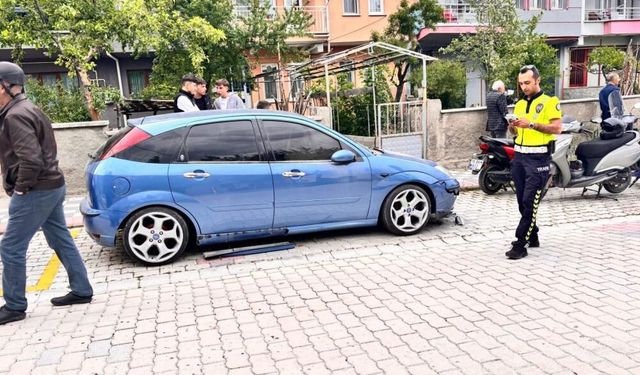 Kütahya'da kediye çarpmamak için manevra yaptı, araca çarptı: 2 yaralı