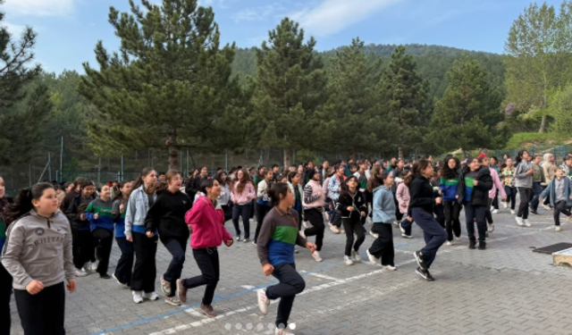 Şehitler Ortaokulu öğrencileri, “Sağlık İçin Hareket Et Günü”nde sporla buluştu