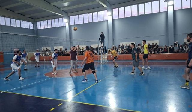 Hisarcık'ta kurumlarası voleybol turnuvasında şampiyon belli oldu