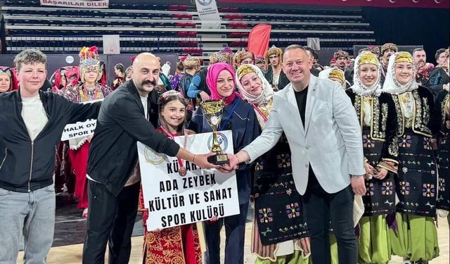 Sahnenin yıldızı: İzmir'de alkışlar şampiyon Kütahya ekibi Ada Zeybek için yükseldi