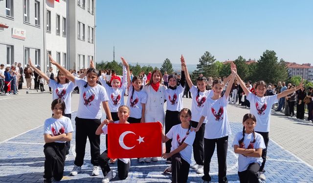 Kütahya'da Atakent Ortaokulu'nda 19 Mayıs'ta kartal dansı gösterisi izleyenleri büyüledi
