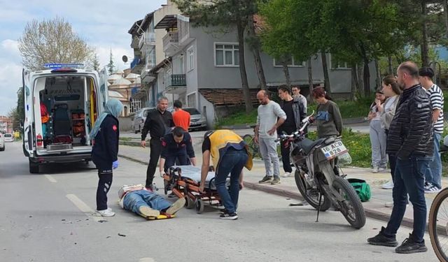 Kütahya'da araca çarpan motosiklet sürücüsü hastanelik oldu