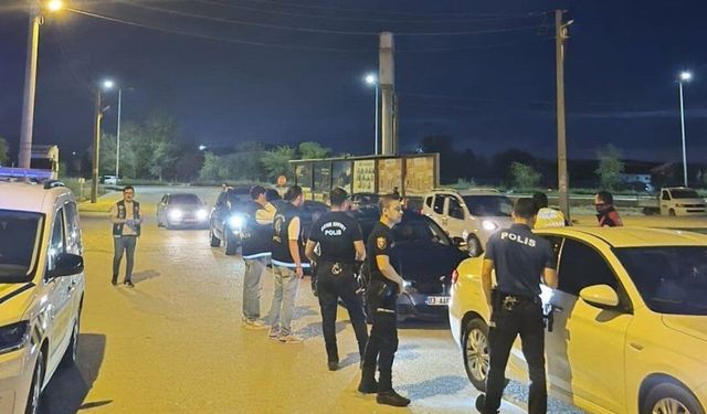 Kamyonet park halinde ki elektrikli motosiklete çarptı: 2 yaralı