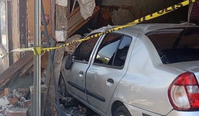 Freni boşalan araç eve girdi