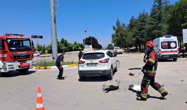 Kampüs girişinde çarpışan araçlardaki 2 öğrenci yaralandı