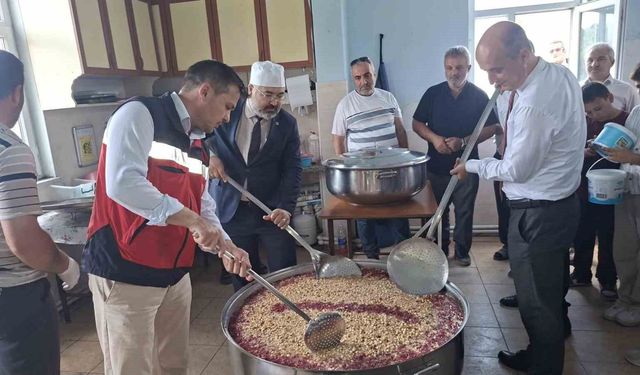 Kütahya’nın köyünde 16 yıllık gelenek: 2500 kişiye aşure dağıtıldı