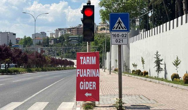 Trafik ışıklarına asılan reklamlar tepkilere neden oldu