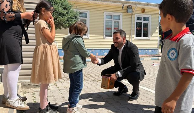 MHP Kütahya Merkez İlçe Teşkilatı’ndan Öğrencilere Karne Hediyesi