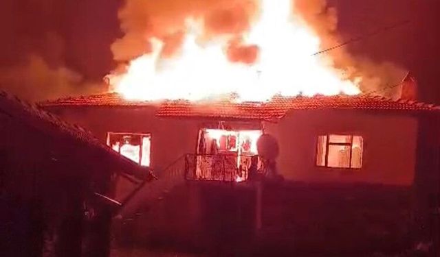 Kütahya'da ev alev alev yandı, mahalle ayağa kalktı