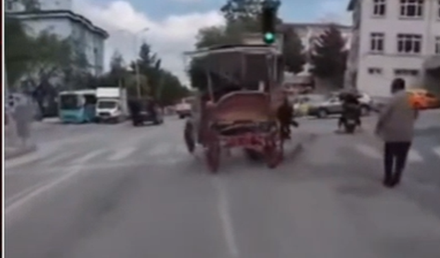 Kütahya’da korku dolu anlar: Sahibinden kaçan fayton atı trafiği birbirine kattı