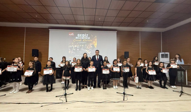 Gediz'de minik seslerden büyük konser: Çocuk korosu alkış aldı