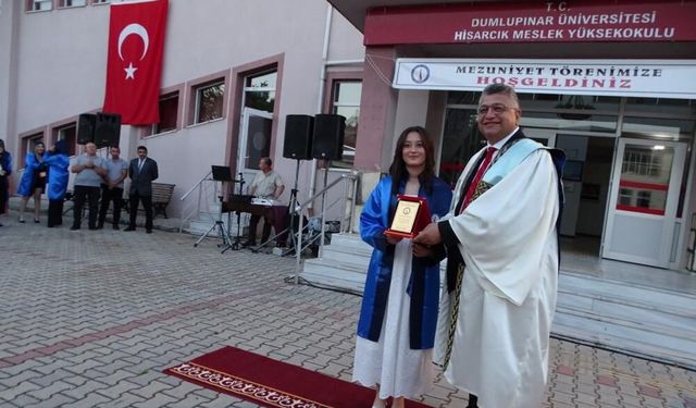 Kütahya'da 160 öğrenci görkemli törenle mezun oldu