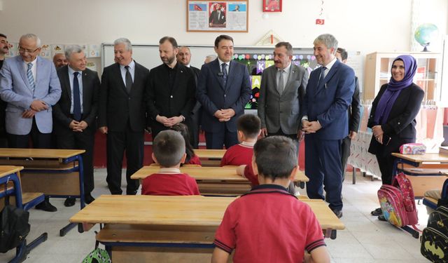 Kütahya’da yaklaşık 100 bin öğrenci karnesine kavuştu: Vali Işın, miniklerle buluştu