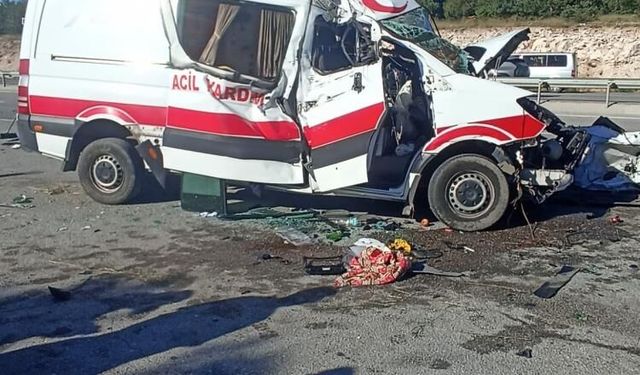 Kütahya'da ambulans parçalandı, can pazarı yaşandı: 1 ölü, 4 yaralı