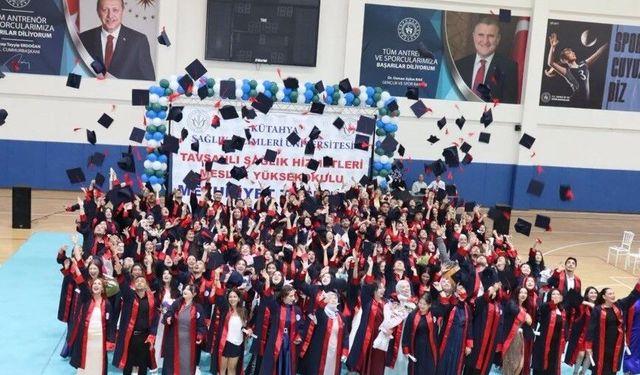 Tavşanlı'da öğrencilerin mezuniyet heyecanı: Coşku salona sığmadı