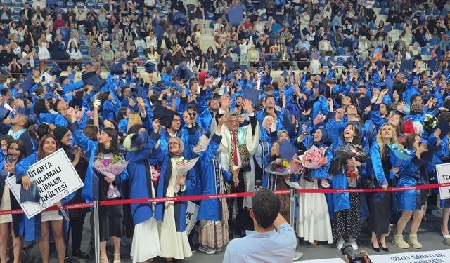 Dumlupınar Üniversitesi'nde coşkulu tören: Binlerce öğrenci mezun oldu
