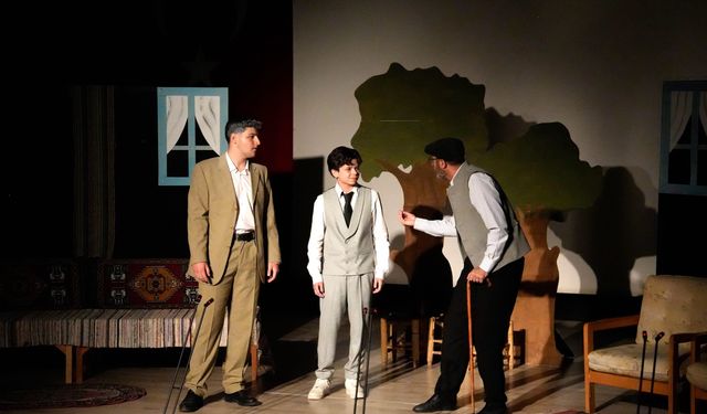 Tavşanlı'da lise öğrencilerinin tiyatro performansı alkış topladı