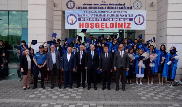 Tavşanlı'da öğrenciler mezuniyet coşkusuyla geleceğe uğurlandı