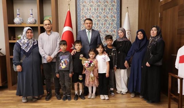Vali Işın, şehit mezarlığının çevresini temizleyen minikler ile buluştu