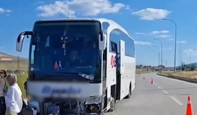 Kütahya'da otobüs, motosikleti yol kenarına savurdu: 1 yaralı