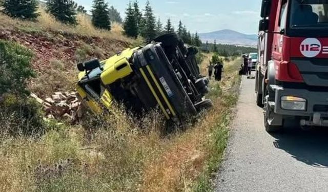 Kütahya’da Kontrolden Çıkan TIR Yol Kenarına Devrildi