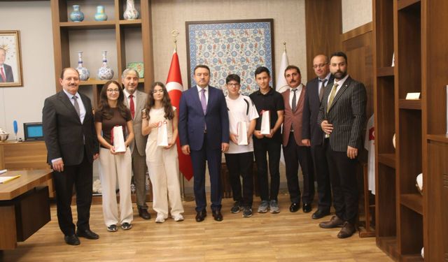 Kütahya’nın LGS Türkiye birincileri Vali Musa Işın’ı ziyaret etti