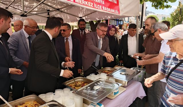 MHP Kütahya teşkilatından vatandaşlara aşure ikramı