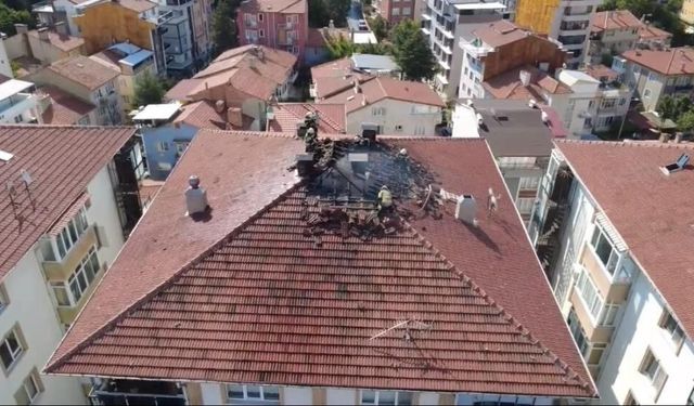 Kütahya'da Apartmana Yıldırım Düştü, Çatı Alev Alev Yandı