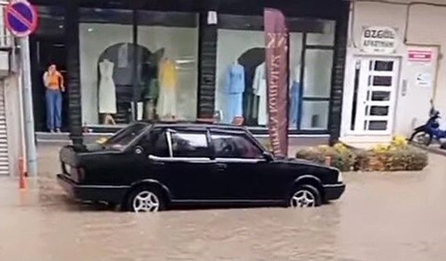 Tavşanlı'da Yarım Saatlik Sağanak Hayatı Felç Etti