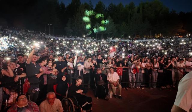 Cengiz Kurtoğlu Gediz’de 50 bin kişiye konser verdi