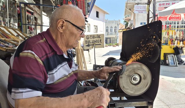 82 yaşındaki usta yarım asırlık dükkanına çırak bulamıyor