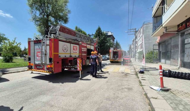 İş yeri yangını, dumandan etkilenen 6 kişi hastaneye kaldırıldı