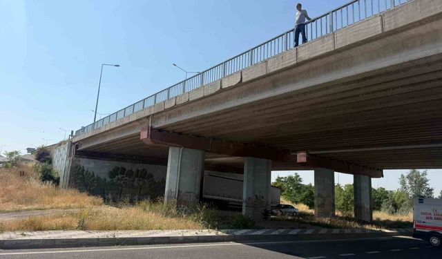 Kavşakteki üst geçit korkuluklarına çıkan şahıs sebebi ile Eskişehir- Afyonkarahisar yolu trafiğe kapandı