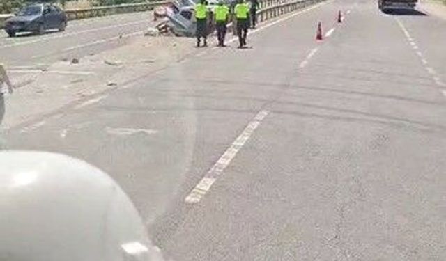 Orta refüje saplanan iki araç bariyerlerin arasında sıkıştı