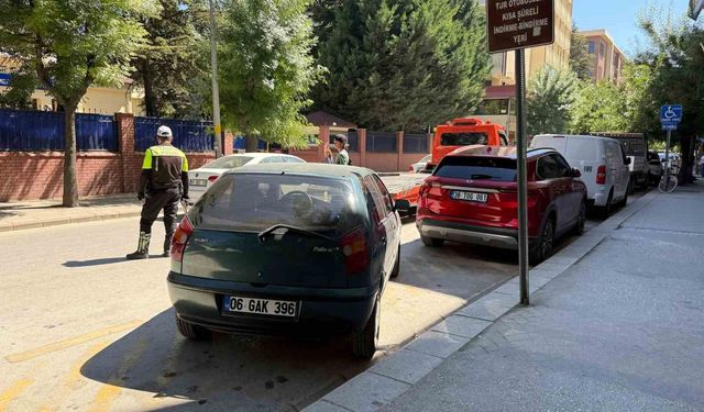 Tur otobüslerine ayrılan alana park eden araçlar ceza kesildi