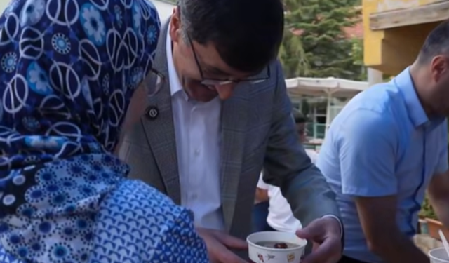 Kütahya'da aşure etkinliği coşkusu: Başkan Kahveci, aşure dağıtımı gerçekleştirdi