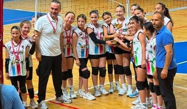 Kütahya'da voleybol turnuvasında Tavşanlı Linyitspor rüzgarı esti