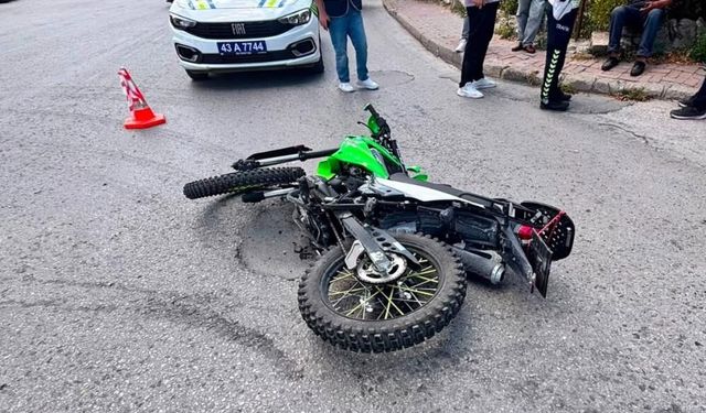 Kütahya'da motosiklet dönüşe hazırlanan araç ile çarpıştı: 1 yaralı