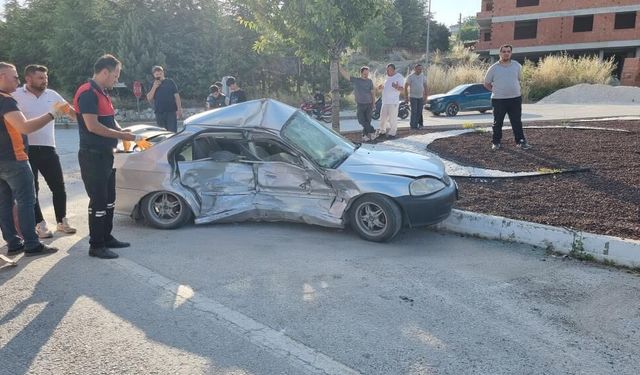 Kütahya'da kavşak karıştı, otomobiller hurdaya döndü: 2 yaralı