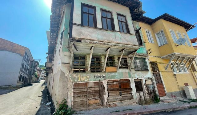 Kütahya'nın geçmişine açılan kapı: Sevgi Kolonyaları binası zamana direniyor