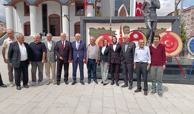 CHP heyeti Kütahya’da 30 Ağustos için çelenk sundu