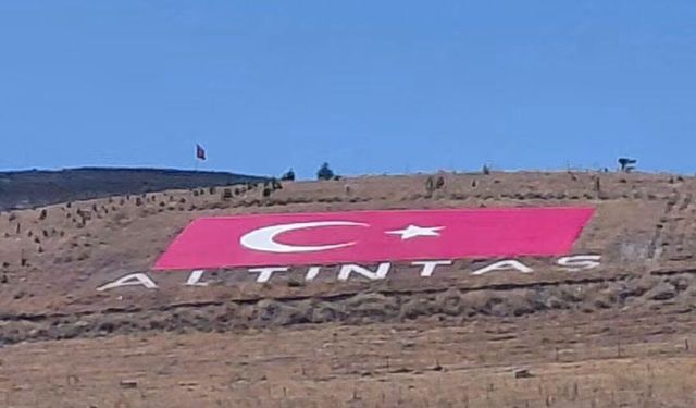 Altıntaş’ta Çal Tepesi’ndeki dev Türk bayrağı yenilendi