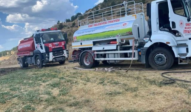 Kütahya'da saman yüklü kamyonet alevler içinde kaldı